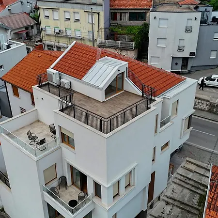 Mostars * Mostar